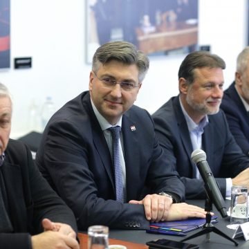 Plenković tvrdi da nije iznevjerio Čačića: Kašljem zbog klime u autu