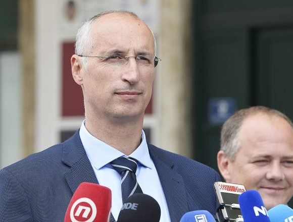 Puljak prilično oštro prozvao Milanovića i Plenkovića: Nije vrijeme za huškanje vojskom i policijom. Dolijevaju ulje na vatru Puljak prilično oštro prozvao Milanovića i Plenkovića: Nije vrijeme za huškanje vojskom i policijom. Dolijevaju ulje na vatru