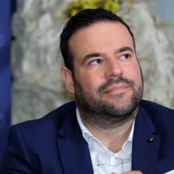 ZA SVE SU KRIVE CAJKE: Gradonačelnik tuži PR stručnjaka i traži 4000 eura zbog “duševnih boli”