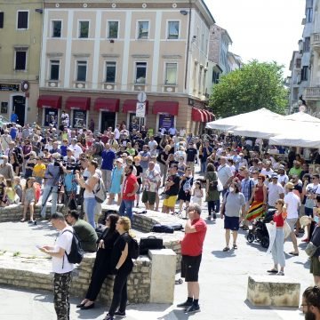 Građani i Maja Sever protiv glavnog urednika i vlasnika Glasa Istre: Zašto dijele otkaze novinarima i pogoduju IDS-u?