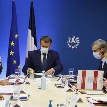 Macron i dalje inzistira na covid potvrdama za kavu: Zašto se neki mladi Francuzi žele zaraziti
