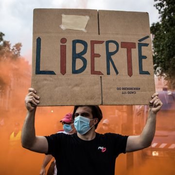 Francuzi ustali protiv “Macronove diktature”: Političari, znanstvenici i novinari su kukavice