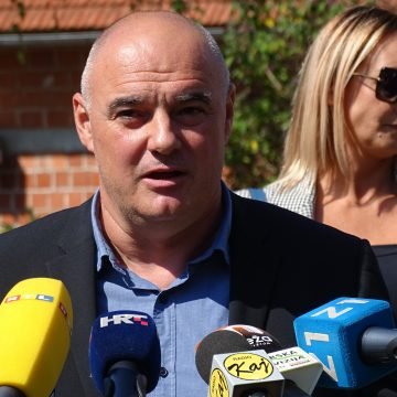 BEZ IMALO OSJEĆAJA: Neki mediji se naslađuju dječaku koji je na kraju morao staviti masku