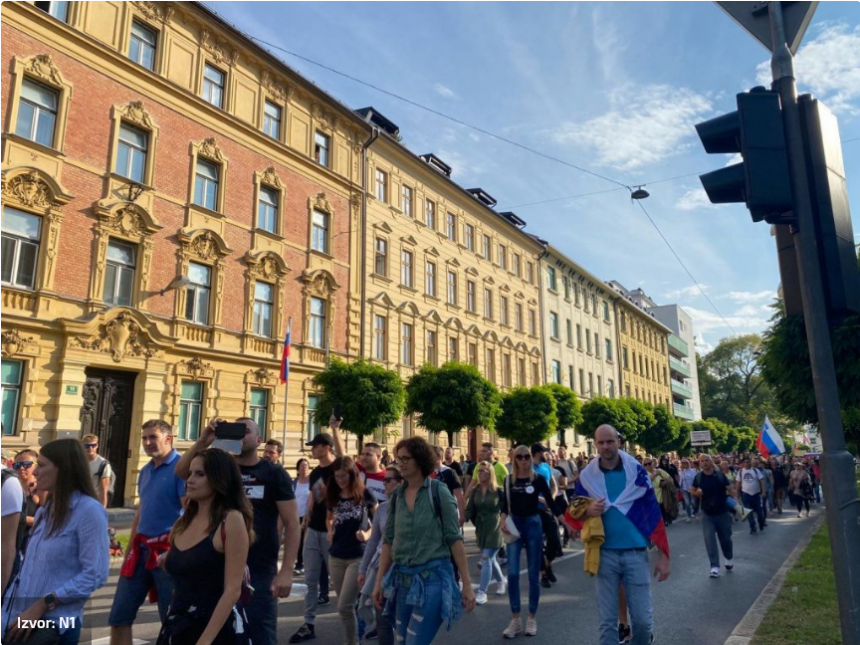 Prosvjed protiv Janšinih covid potvrda: Govorio i otac Katje koja je preminula nakon cijepljenja