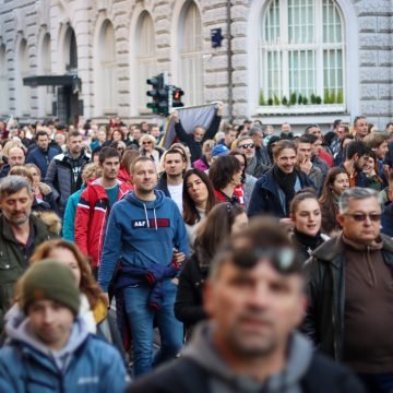Prosvjednici došli ispred “tvornice cenzure”: HRT laže hrvatski narod, širi strah i neprijateljsku propagandu