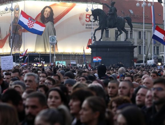 Upravo počinje “Bijeli tihi marš”: Ne žele covid potvrde i podjele Upravo počinje “Bijeli tihi marš”: Ne žele covid potvrde i podjele