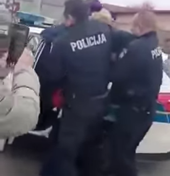 VIDEO: Policija uhitila učiteljicu bez covid potvrde: Kako se ravnateljica škole pokušava opravdati