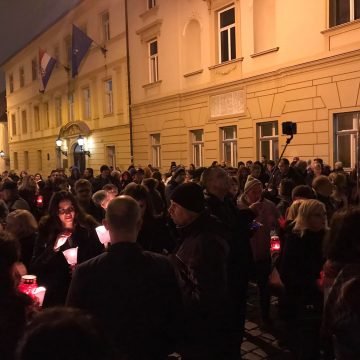 Prosvjednici protiv covid-potvrda stigli pred Božinovićev stan: Izdani smo! Izdali su nas naša Vlada, liječnici, mediji i Crkva