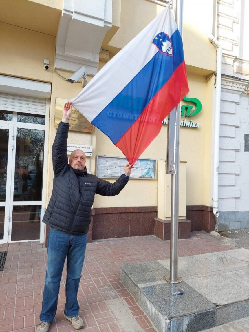 Slovenski diplomat došao na posao u Kijev “s punim ovlastim”. Oporba optužuje Janšu da je to riskantan potez