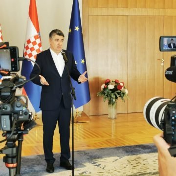 Tko je ovdje lud? A evo što kaže Milanović –   “To rade briselski karijeristi, najgora sorta ljudi”