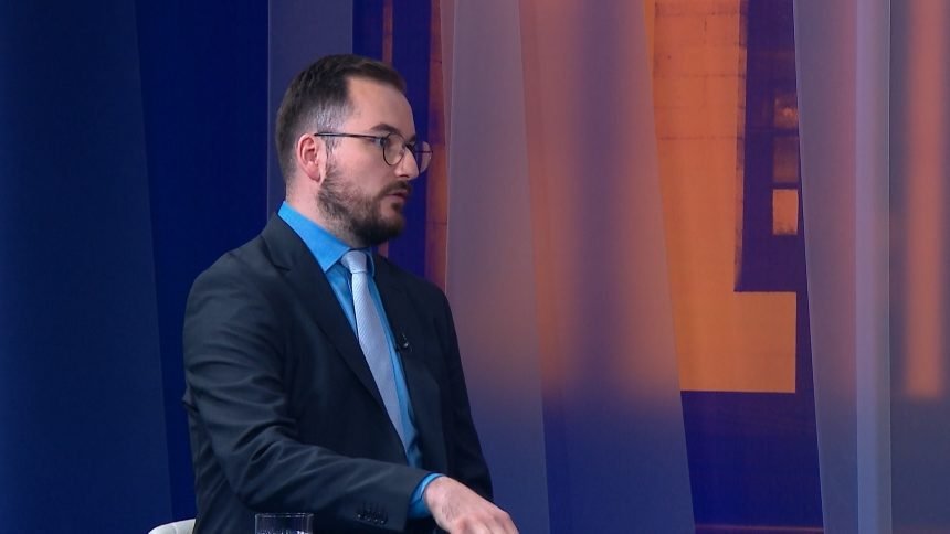 Analitičar o Vučiću: “Osvjedočeni ratni huškač koji cvili i glumi žrtvu. Taj način koristi kako bi njegov režim preživio”