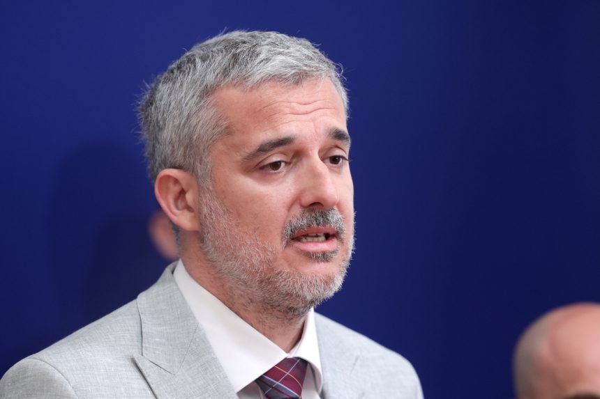 Raspudić kritizirao Plenkovića zbog “lutajućih” mjera protiv covida: Tko će djeci vratiti izgubljeno školovanje