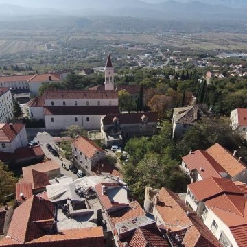 Sumnja na mito: Petero uhićenih zbog betonske grdosije u Imotskom, među njima – poznati liječnik, arhitekt…