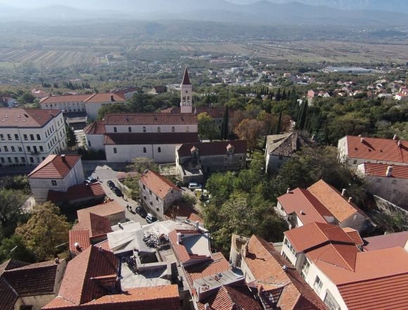 NEVJEROJATNO: Ovako izgledaju klimatske promjene u Imotskom – upravo su okopali mlade krumpire, jest će ih za Božić