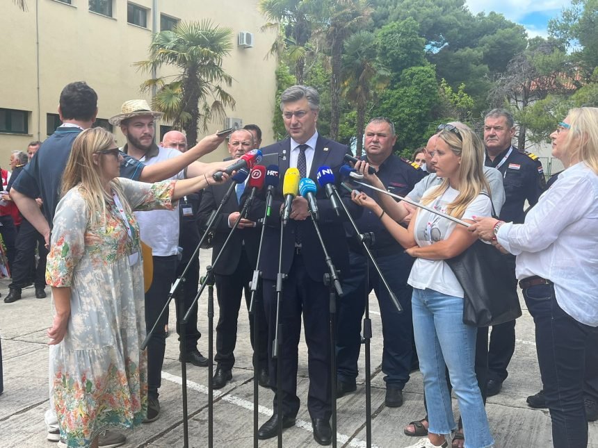 Karamarko na Saboru HDZ-a. Plenković kaže kako tu ne vidi ništa problematično, jer se radi o bivšem predsjedniku stranke. A Sanader i Kosor?