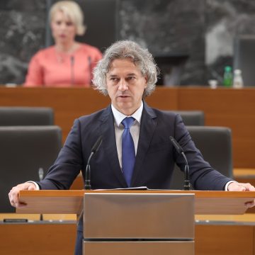 Inženjer i influenserica: Slovenski premijer oženio svoju partnericu, ne smeta im razlika u godinama – otkrivamo tko je