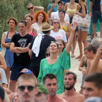 VRIJE U VRUJI: Dežulović  i Severina na  prosvjedu protiv Milanovićevog i Mesićevog prijatelja koji je uzurpirao prekrasnu uvalu