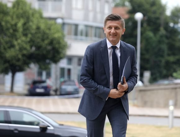 Marić ne želi reći što će raditi nakon odlaska politike: Ljubav između bivšeg ministra i Adrisa još uvijek tinja Marić ne želi reći što će raditi nakon odlaska politike: Ljubav između bivšeg ministra i Adrisa još uvijek tinja