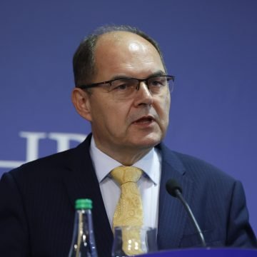 “Dodikovi ljudi” kritiziraju Schmidta: Dao je lažnu nadu Hrvatima. Podvio je rep pred sarajevskom čaršijom