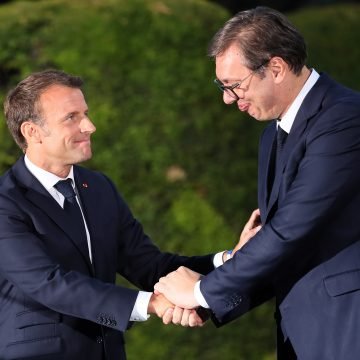 NEMA SJEDENJA NA DVIJE STOLICE: Macron napao imperijalističkog Putina, ali i “neutralnog” Vučića