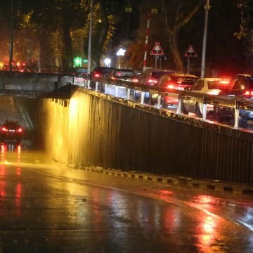 VIDEO: Biblijska poplava u Rijeci: Čovjek poginuo u bujici ispod auta, djecu spašavali iz igraonice
