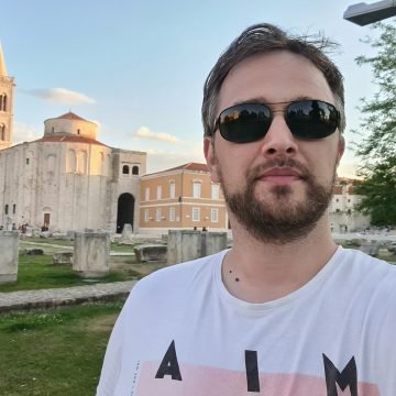 Novinar prijavio napad: Prvo su me okružili pa počeli vrijeđati. Zatime me jedan pljune, drugi me pokušava udariti nogom