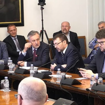 HDZ-ov specijalac izvršio diverziju u  Saboru: Optužio oporbu da radi cirkus. Grbine, ne vrijeđaj, jel jasno?