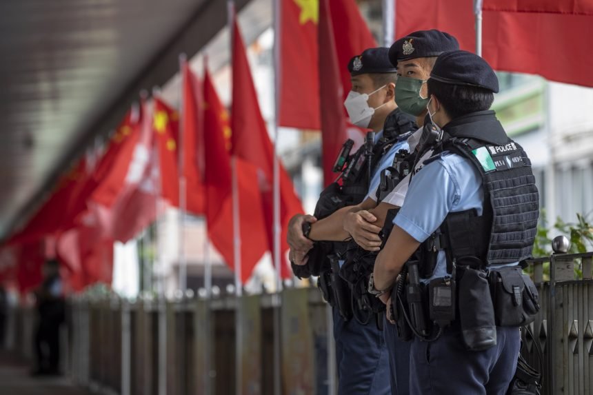 PROSVJEDI I NEREDI ZBOG DRAKONSKIH MJERA: Kineska policija uhitila i pretukla novinara BBC-a