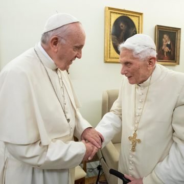 Bivši papa Benedikt XVI. jako je bolestan: Papa Franjo pozvao na molitvu za svog prethodnika