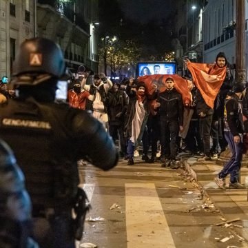 Navijači Francuske i Maroka zajedno slavili pa došlo do sukoba s policijom: Kako će tek biti kada se međusobno sastanu u polufinalu