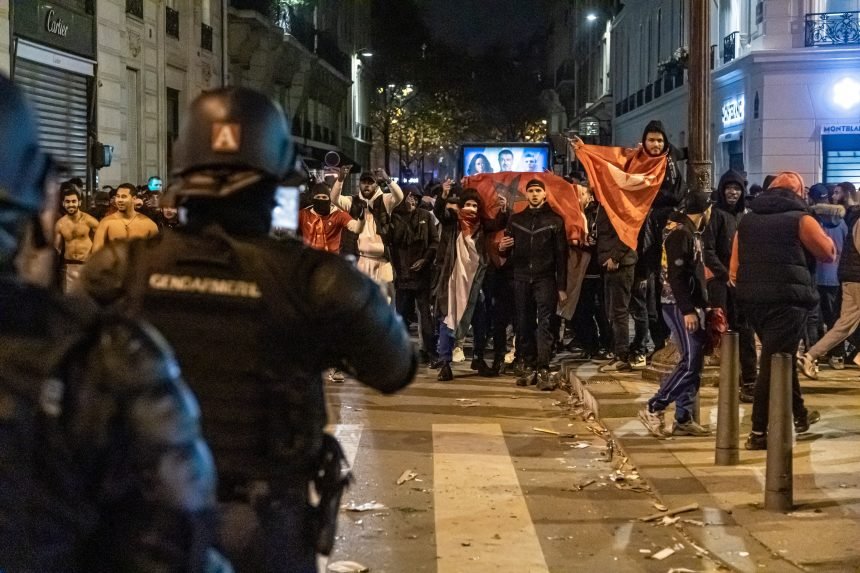Navijači Francuske i Maroka zajedno slavili pa došlo do sukoba s policijom: Kako će tek biti kada se međusobno sastanu u polufinalu