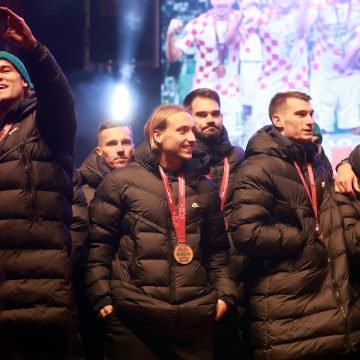 Poznati glazbeni kritičar: Vatreni  i okupljeni narod nisu zaslužili ovakvu torturu s očajnim voditeljima i Jurom Stublićem
