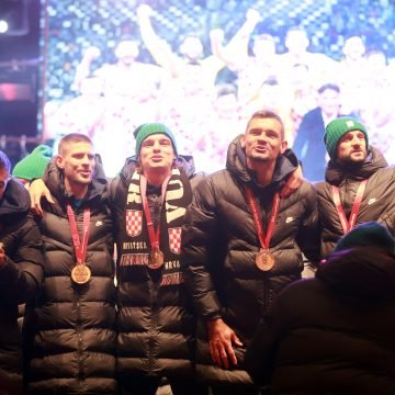 Društvene mreže bruje: Voditeljica uzela mirkofon Lovrenu kada je počeo pjevati Thompsona?