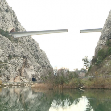 Omiški most nejednakih visina: Ajme meni, jedan je doli, drugi gori!
