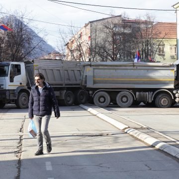 Srbi tvrde: Kosovska specijalna policija pucala na srpsko vozilo, ranjen vozač
