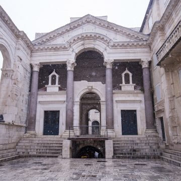 Tragedija u Splitu: Muškarac iz Belgije pao na Peristilu i preminuo