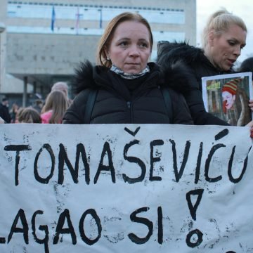 Roditelji odgajatelji donijeli Tomaševiću tisuću dječjih cipelica: Deset tisuća mališana neće imati svoje mjesto u vrtiću