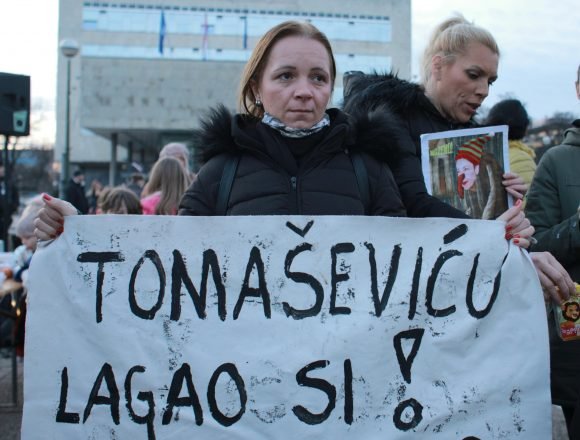Roditelji odgajatelji donijeli Tomaševiću tisuću dječjih cipelica: Deset tisuća mališana neće imati svoje mjesto u vrtiću