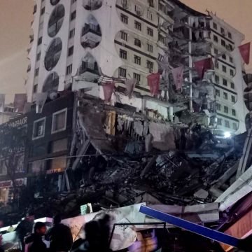 VIDEO: Kamere snimile razoran potres u Turskoj. Poginuli, ozlijeđeni, srušene zgrade