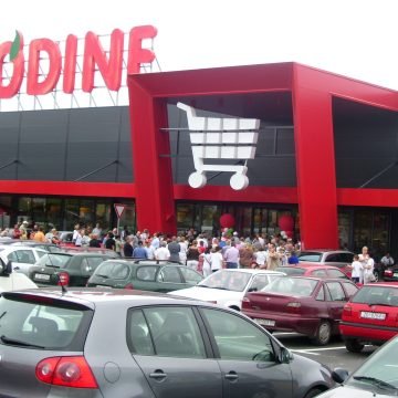 Nezadovoljni radnici Plodina zaključali  supermarket i obustavili rad: Ne mogu više trpjeti nepravdu i pritiske