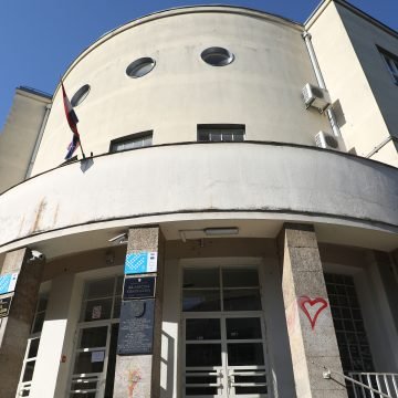 Drama u zagrebačkoj gimnaziji: Upala nepoznata osoba s nožem