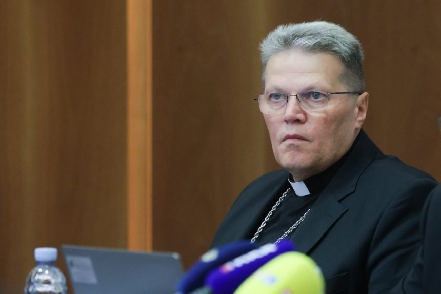 Nadbiskup Hranić o slučaju pedofilije u Sotinu: Nije biskupovo da prije sudskog procesa donosi presudu