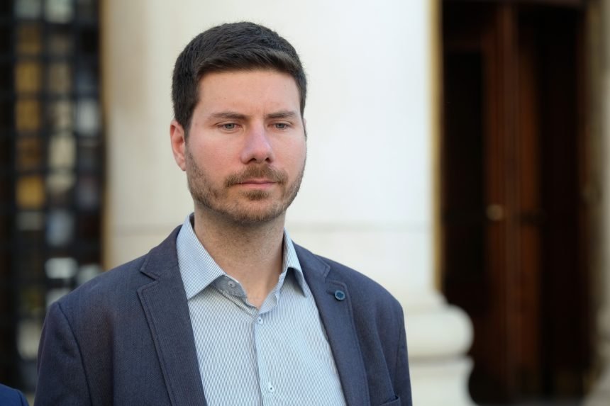 Na društvenim mrežama traže da se Pernaru zabrani  povratak u Hrvatsku i da mu se sudi: Vrijeđaju ga političari i novinari