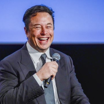 TESLA DOŽIVIO “STRUJNI UDAR”: Elon Musk u jednom danu izgubio čak 18 milijardi dolara