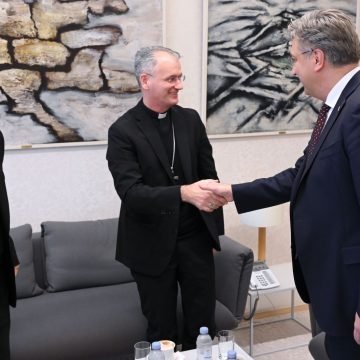 Poznati političar i umjetnik poručio  nadbiskupu: O kako puk vapi da se s vrha Kaptola spustite među narod koji je  prepušten sam sebi