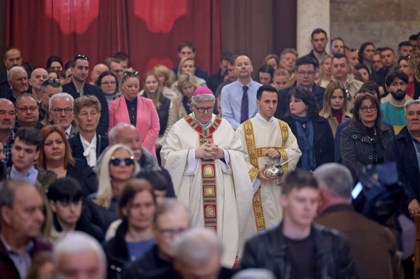 Počinje sezona pričesti i krizmi: Gužve u nikad skupljim restoranima, a zlato je ponovno u modi