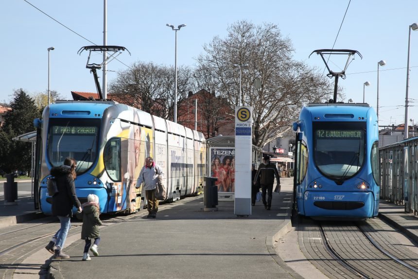 USRED ZAGREBA: Vozačica tramvaja lakše ozlijedila staricu, a onda je nastao horor