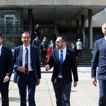 HDZ-ov gradonačelnik Siska poduplao je svoju plaću, ali i jedan SDP-ovac se pobrinuo za sebe. Ima i jedan skroma čovjek koji živi od “crkavice”