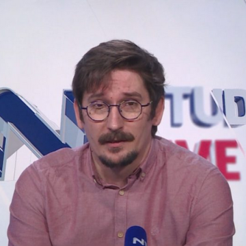 Novinar 24 sata izvrijeđao Ivana Pernara: Tko financira njegovo”ljetovanje” u Zambiji. Na pamet mi padaju neka imena i udruge