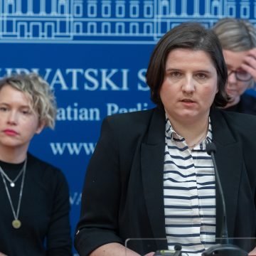 Napala desnicu: Možemovka docira i brani svaki pedalj “zambijske avanture”